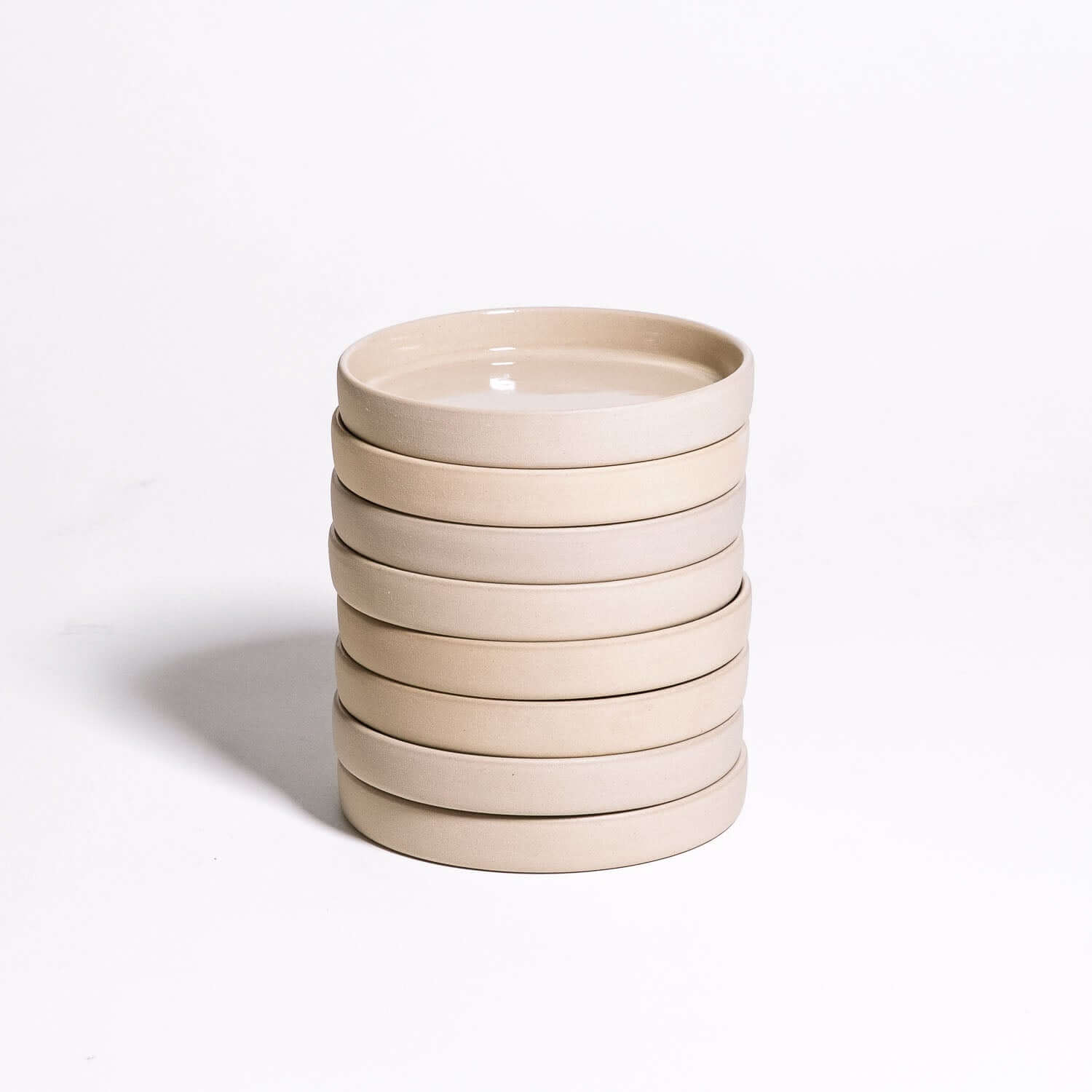 Set of 8 - Saucer - Creme, stapelbare Steingut-Unterteller in Creme mit glänzender Glasur. Ideal für Tassen oder als Ablage.