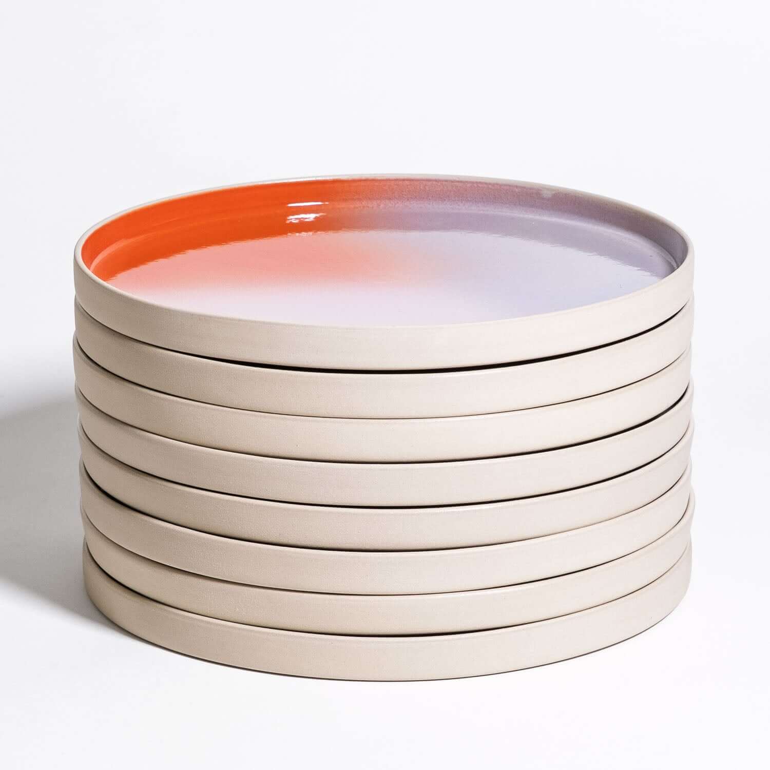 Set of 8 - Dinner Plate – New Dawn, Steingut Teller mit Farbverlauf von Rot über Pink nach Lilac, stapelbar.