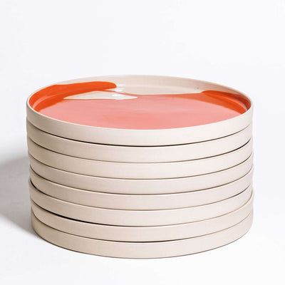 Set of 8 - Dinner Plate – Splash Red: Stapel von acht Steinzeug-Tellern mit rotem Spritzglasur.