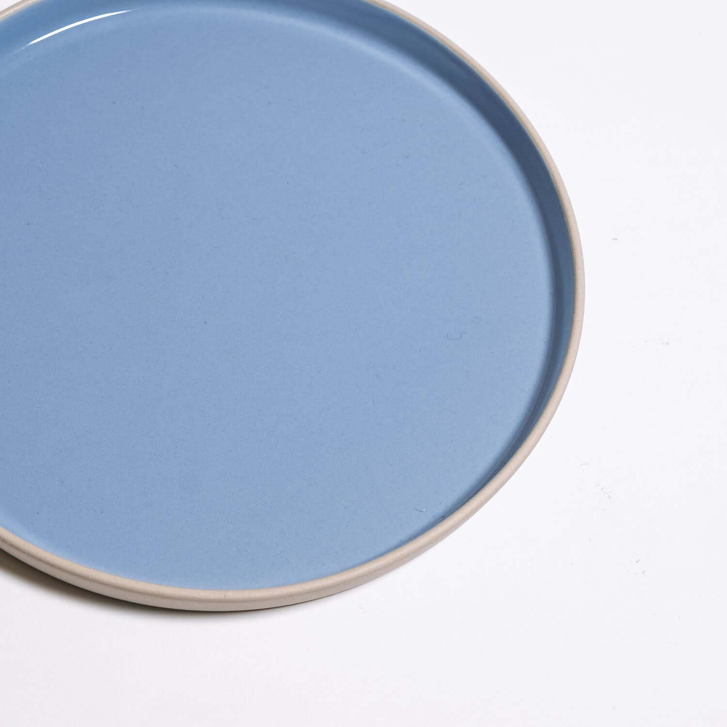 Eisblauer Steinzeug Frühstücksteller in zylindrischer Form, glänzende Glasur, Ø 19 cm, gefertigt in Deutschland.