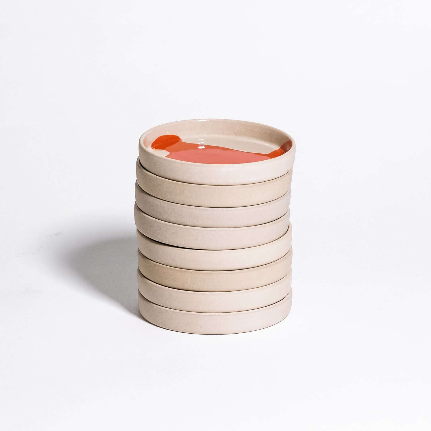 8er Set Steinzeug Untertasse in rot mit Splash-Glasur, zylindrisch und flach, ideal für Tassen oder als Ablage.