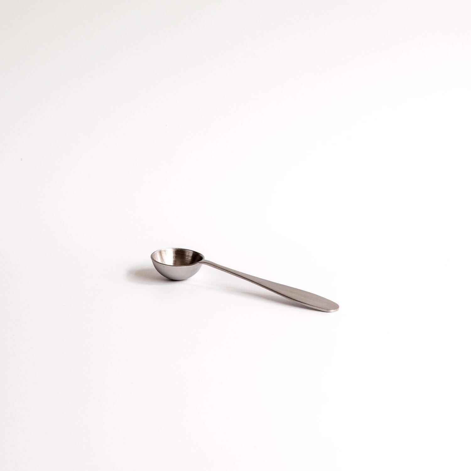 Matcha Löffel aus Edelstahl auf weißem Hintergrund, ideal für präzises Dosieren von Matcha.