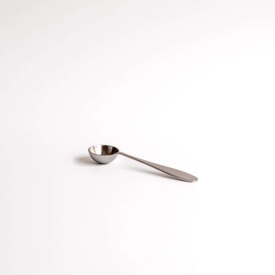 Matcha Löffel aus Edelstahl auf weißem Hintergrund, ideal für präzises Dosieren von Matcha.