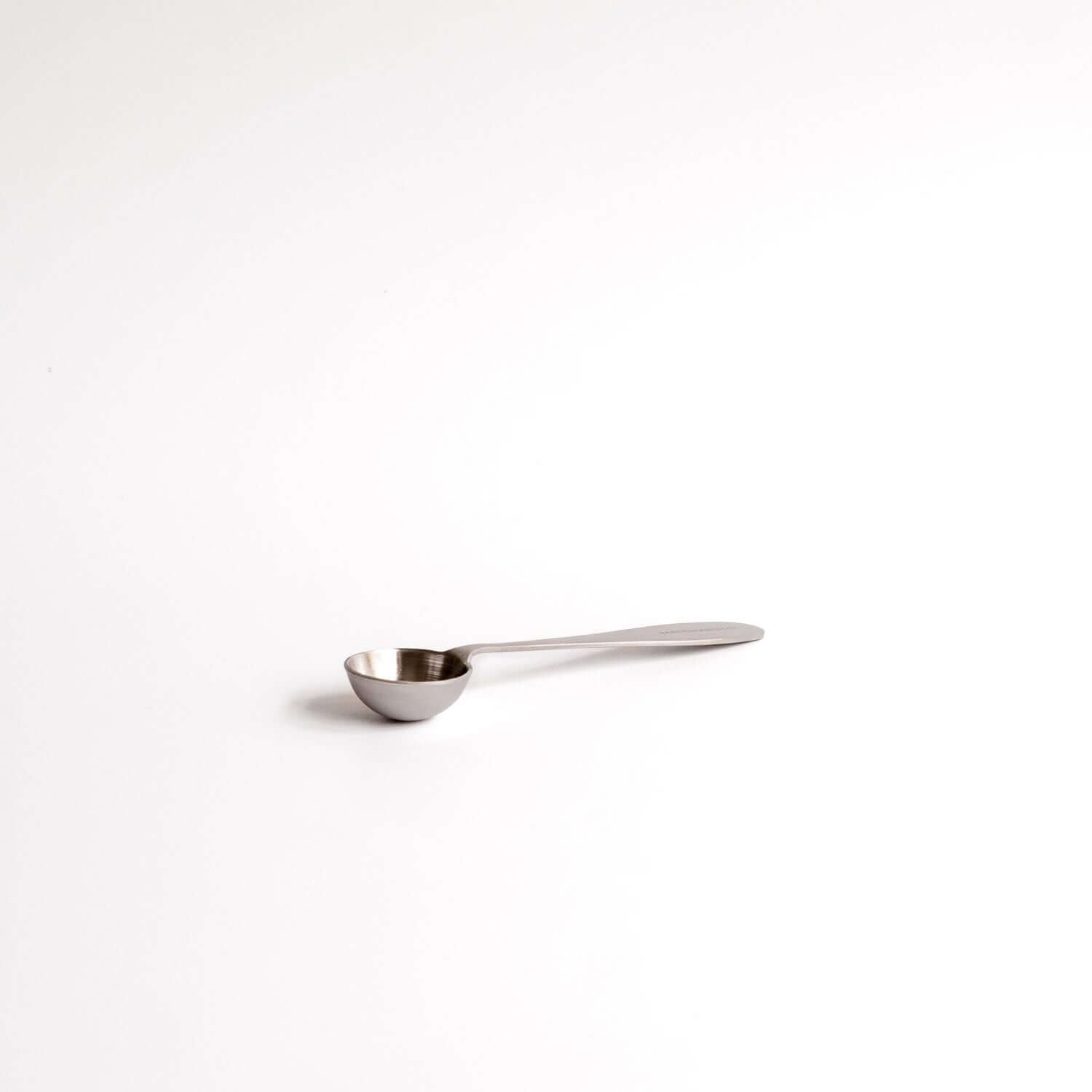 Matcha Löffel aus Edelstahl auf weißem Hintergrund, ideal zur präzisen Dosierung von Matcha.