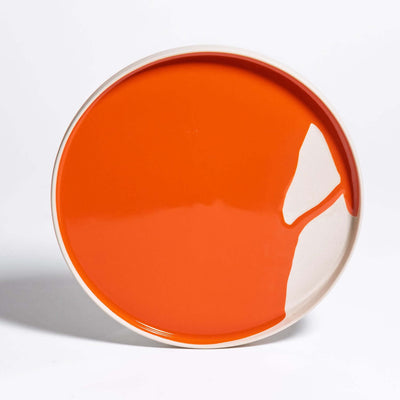 Dinner Plate – Splash Red aus Steinzeug mit rotem Splash-Glasur, zylindrische Form und 23,5 cm Durchmesser.