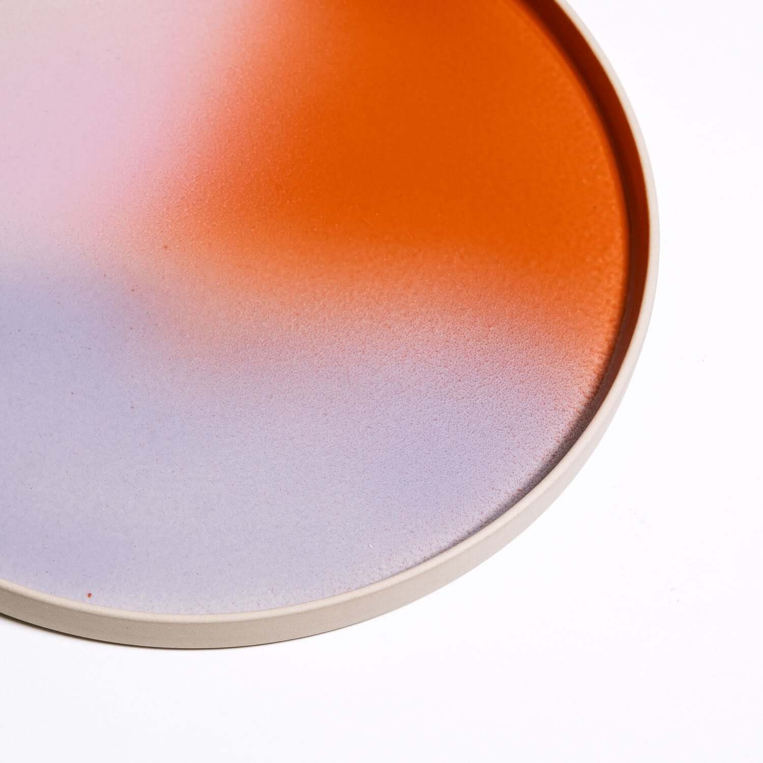 Dinner Plate – New Dawn mit einem Farbverlauf von Rot über Pink zu Lilac, zylindrisch und flach.