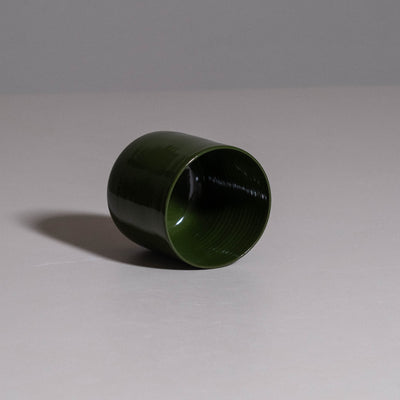 Tea Cup aus handgemachter Keramik mit grünem Glasur-Finish, Seitenansicht.