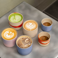 Mix & Match – Happy Edition Becher Bundle mit handgefertigten Kaffeebechern und Espressobechern.