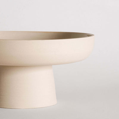 Pedestal Bowl – Aleah aus Keramik, handgemacht mit grauer Steinzeugton und transparentem glänzendem Innenlack.