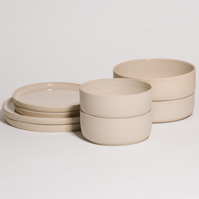 Tableware Set Creme - 8 Pieces aus handgemachter Keramik, bestehend aus Schalen und Tellern in Cremefarbe.
