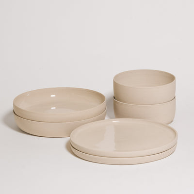 Tableware Set Creme - 6 Pieces aus Keramik, Handgemacht, mit 2 Schalen und 4 Tellern in Creme.