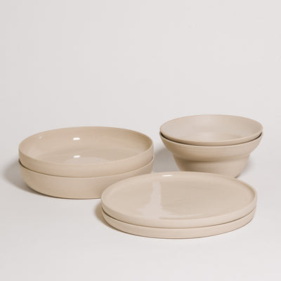 Tableware Set Creme & White Matte - 6 Pieces aus Keramik, Handgemacht, bestehend aus zwei Schalen und zwei Tellern.