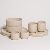 creme geschirr set 10-teilig aus grauem Steinzeugton mit glänzenden Glasuren und unglasierten Außenseiten