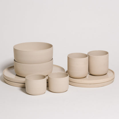 creme geschirr set 10-teilig aus grauem Steinzeugton mit glänzenden Glasuren und unglasierten Außenseiten