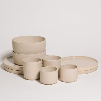 Tableware Set Creme - 10 Pieces aus Handgemacht Keramik in heller, natürlicher Farbe.