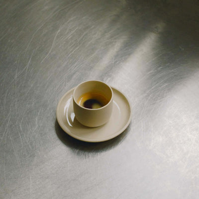 Saucer – Creme in Keramik, handgemacht, mit glänzender transparenten Glasur, ideal für Tassen.