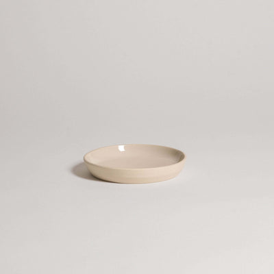 Saucer – Creme aus Keramik, Handgemacht mit glänzender transparenter Glasur.