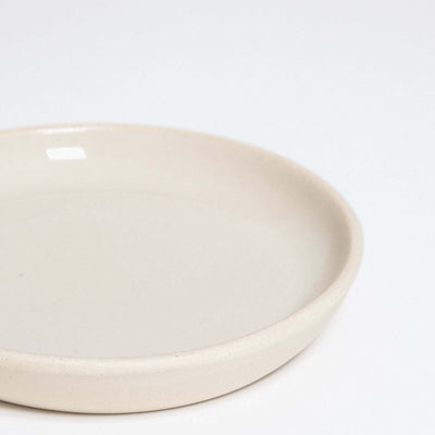Saucer – Creme aus handgemachter Keramik mit glänzendem transparentem Überzug.