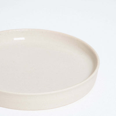 Saucer – Creme aus Keramik, handgemacht, ideal für Aperitifs oder Schmuck, elegantes Design.