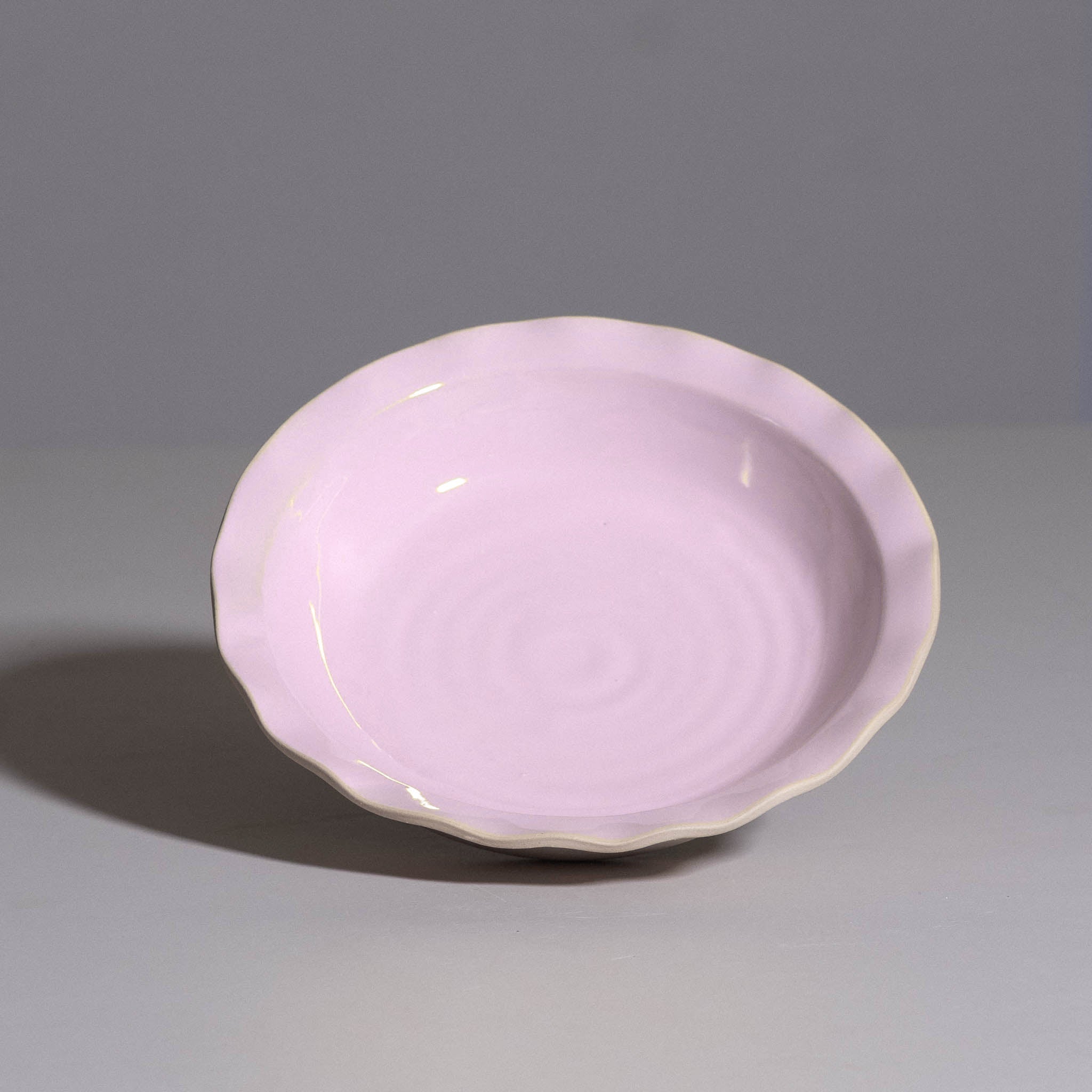 Dinner Bowl – Wavy Pink – Sample aus Steinzeug mit sanften Wellenrand in zartem Rosé, handgefertigt in Deutschland.